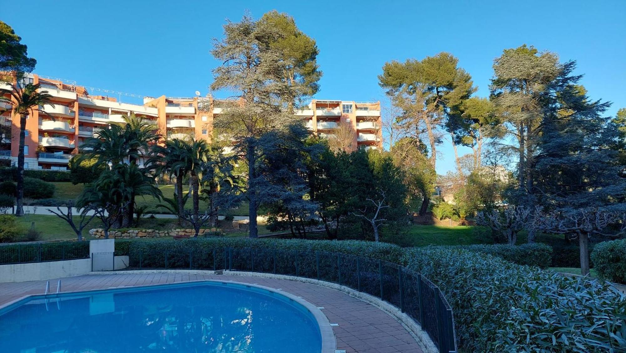 Charmant Appartement Residentiel Avec Terrasse, Jardin Privatif Et Piscine A Cannes Кан Екстериор снимка